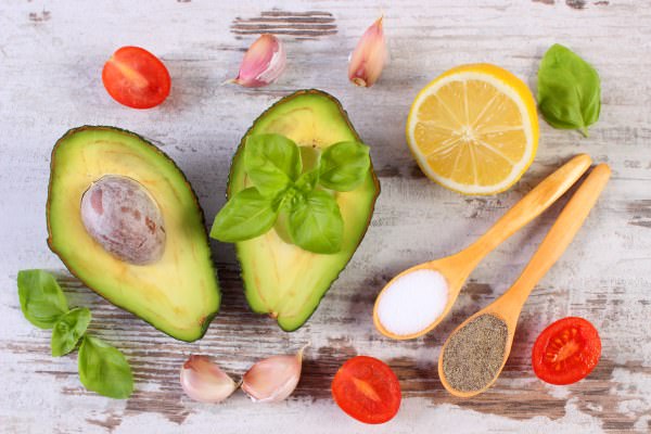 Guacamole mit Tomaten und Koriander - Culinaria Vegan